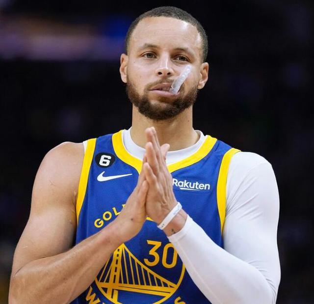 前锋关键进球锁定胜局（前锋破门奠定胜局）