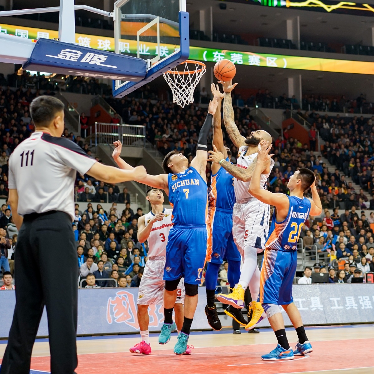 米利亚倒地后被布坎南用球近距离轰了一脚，骂布坎南后遭直红（米利亚倒地遭布坎南近距离砸球，口出恶言后直接染红）