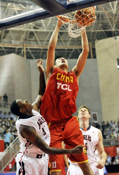 前热火助教爆料莱利曾威胁某超级球星：宁可以交易你也不解雇他（前热火助教称莱利曾放话给某超级球星：宁可把你交易走也不解雇他）