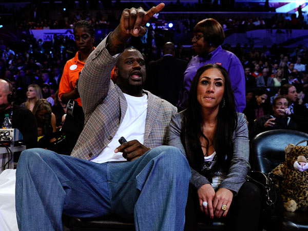 打停火箭！詹姆斯虚晃戏耍申京 直接突破轻松暴扣得手（詹姆斯晃开申京强突暴扣 火箭被迫暂停）