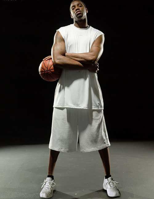 给爷整笑了，曼奇尼假意亲吻布鲁马多，将布鲁马多逗笑（曼奇尼作势亲吻布鲁马多，逗得对方当场大笑）