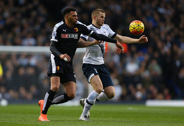 曼联英超15轮4-1胜狼队，近3轮不败，B费2射1传，助球队冲至第六，有望重返欧冠区。（英超第15轮，曼联4-1击退狼队，近三轮不败；B费2球1助助红魔升至第六，剑指欧冠区）