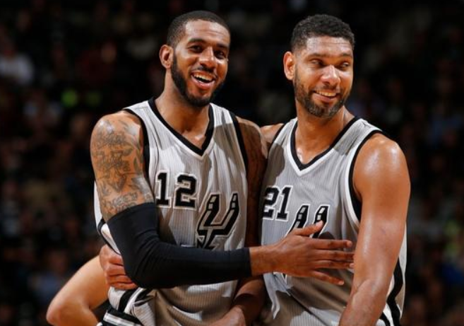 一级恶犯！迪亚巴特肘到亨特面部 调整后回到场上（肘击亨特面部！迪亚巴特被判一级恶犯，回看后重回赛场）