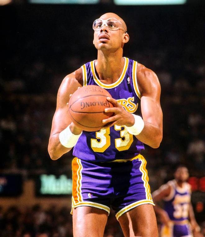 祝贺一下队友！哈登总得分历史前十 比尔INS转发相关海报（队友送上祝贺：哈登跻身历史得分前十，比尔在INS转发海报）