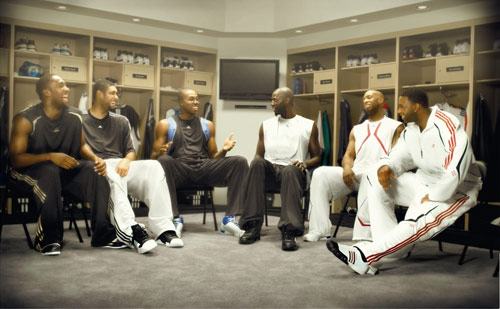 上海申花迎建队32周年纪念日，俱乐部官方发布庆贺海报（上海申花建队32周年之际，俱乐部发布纪念海报）