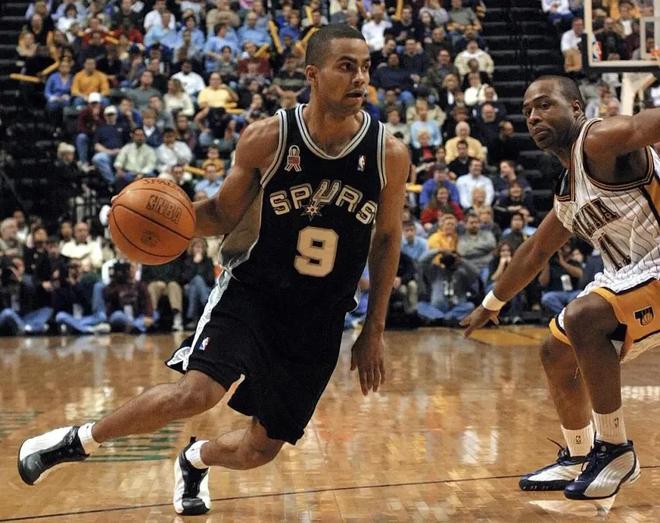 萨索洛前锋皮纳蒙蒂比赛时家中失窃，事发时孩子和保姆在家里（萨索洛前锋皮纳蒙蒂比赛期间家遭窃，孩子与保姆当时在家）