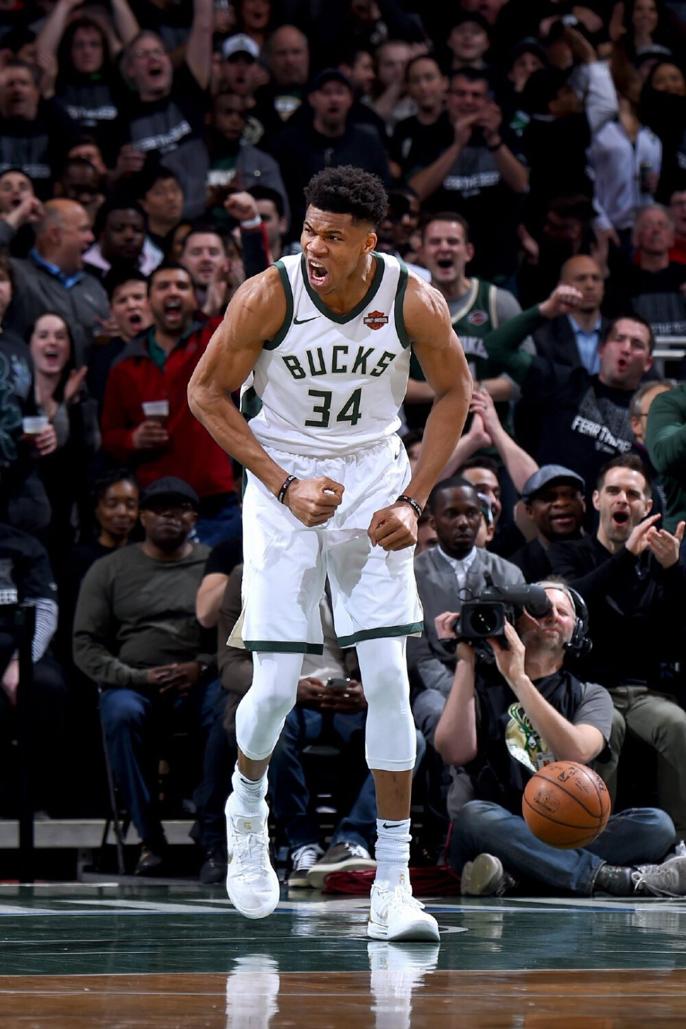 足球报：海牛欠薪3000万，前梅州主帅接替李霄鹏执教球队（足球报：海牛被曝欠薪3000万，前梅州主帅上任接棒李霄鹏）