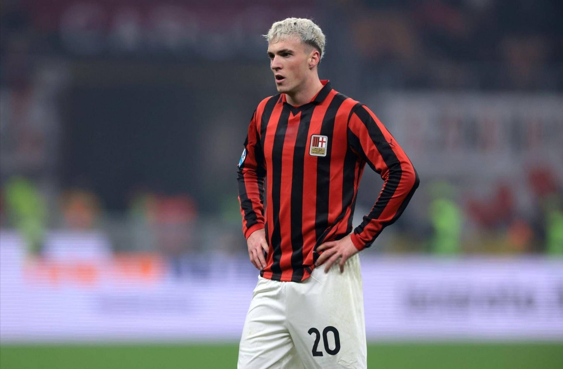 助教：齐达内执教时常让球员要微笑和享受，他特别懂球员想法（助教：齐达内执教时总提醒球员微笑享受，他深懂球员心思）