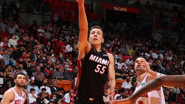 欧文突破防守连续得分（欧文强突防线连连得手）