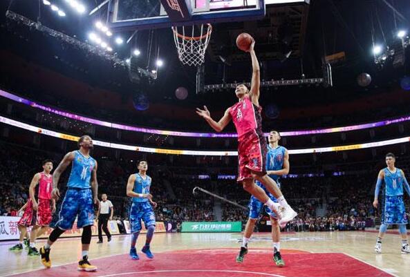 收到国足纪念球衣，尹鸿博：感谢祖国，为国出战是最大骄傲（获赠国足纪念球衣，尹鸿博致谢祖国：为国出战是我最大的荣耀）