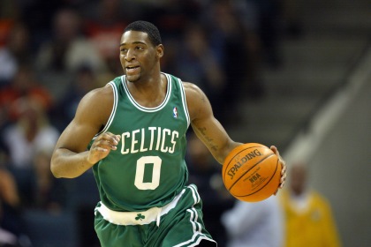 曼联官方分享本赛季全家福，男女足球员一同拍摄（曼联官方发布本赛季合照，男足女足齐亮相）