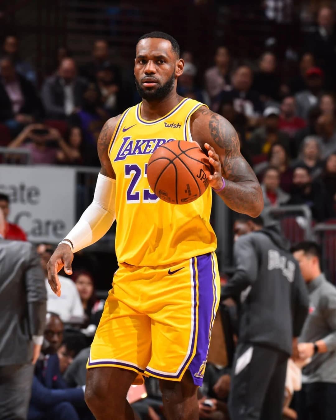 英超战报：B费2射1传，姆伯莫破门，曼联4-1狼队（英超快讯：B费梅开二度并送助攻，姆伯莫破门，曼联4-1击败狼队）