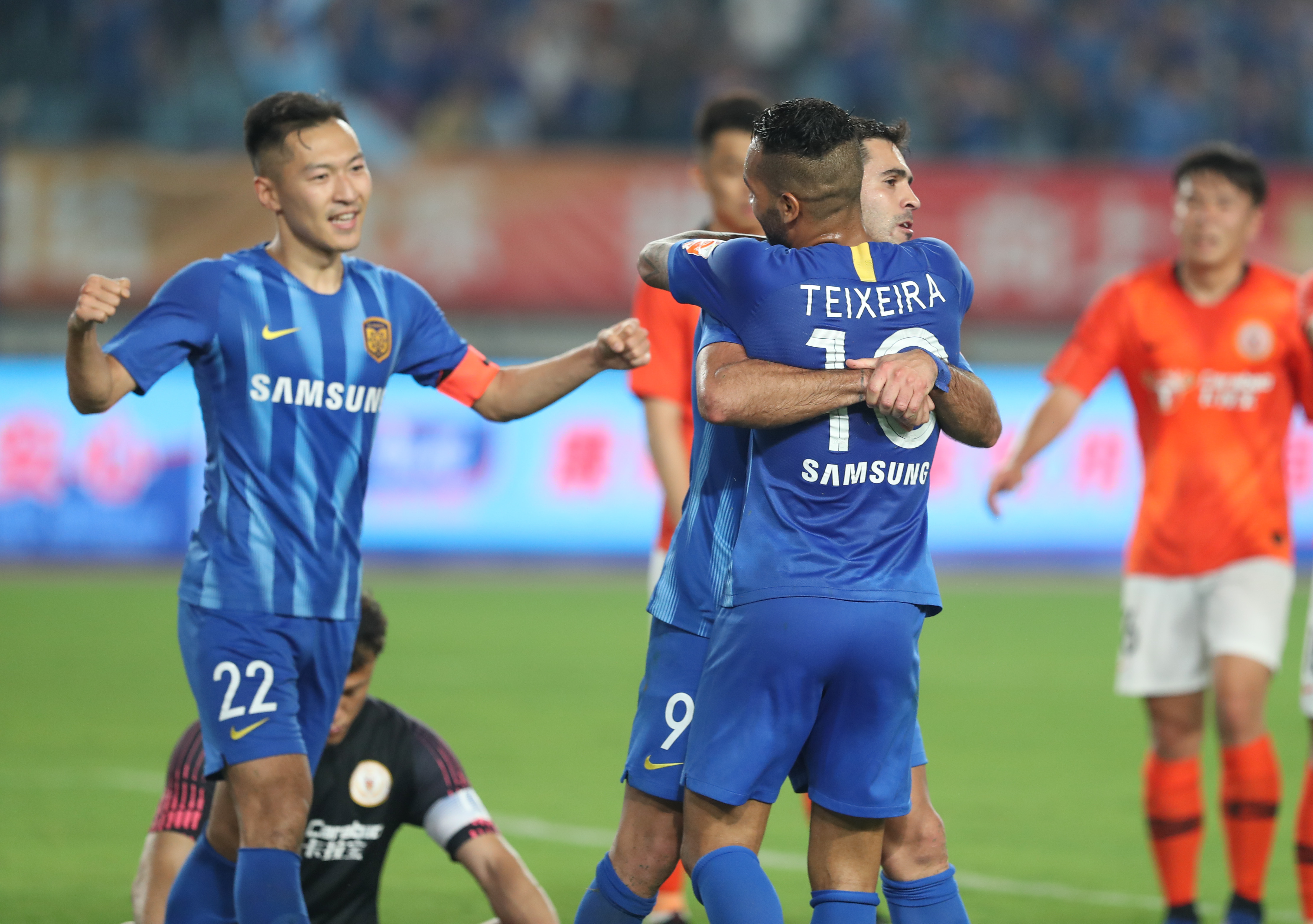 巴萨手握4球杀死晋级悬念 次回合或平局收场（巴萨四球优势几乎锁定晋级 次回合或以平局收尾）