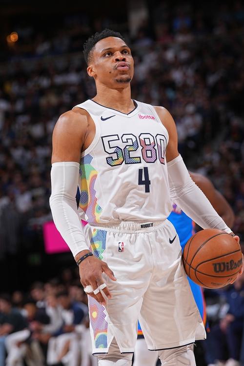 韦德：库里的影响力不仅在比赛上，还有文化和球鞋这些领域（韦德称库里影响力已超越赛场，延伸至文化与球鞋领域）