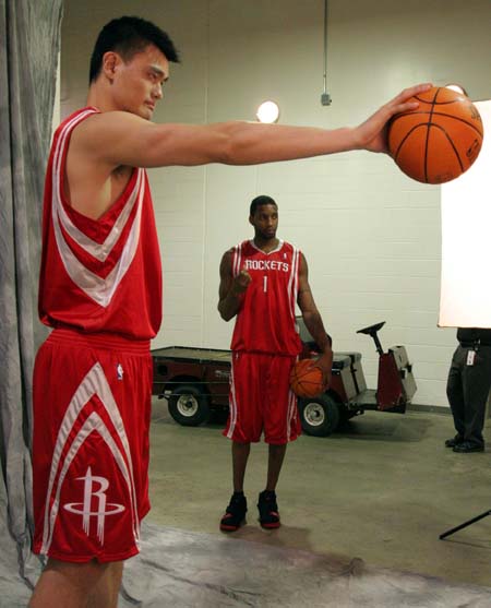 庞峥麟表现抢眼，助力球队上半场保持领先（庞峥麟发挥出色，助球队半场领先）